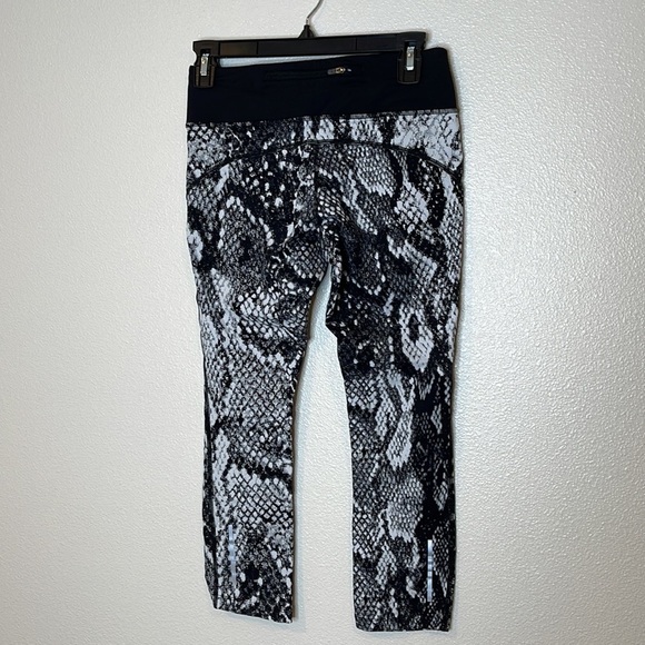 Nike Dri Fit 3/4 Snake Print Running Leggings High Waisted Size Small - Picture 8 of 9